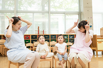 【手遊び歌】子供から大人まで人気の手遊び一覧！盛り上がる手遊び25選