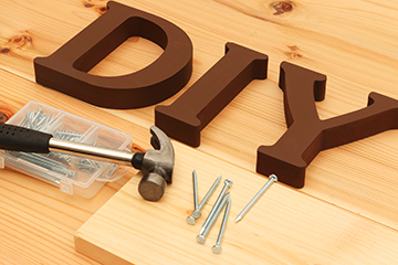外壁塗装はDIYでできる？手順や必要な道具、足場なしのリスクや失敗例を紹介