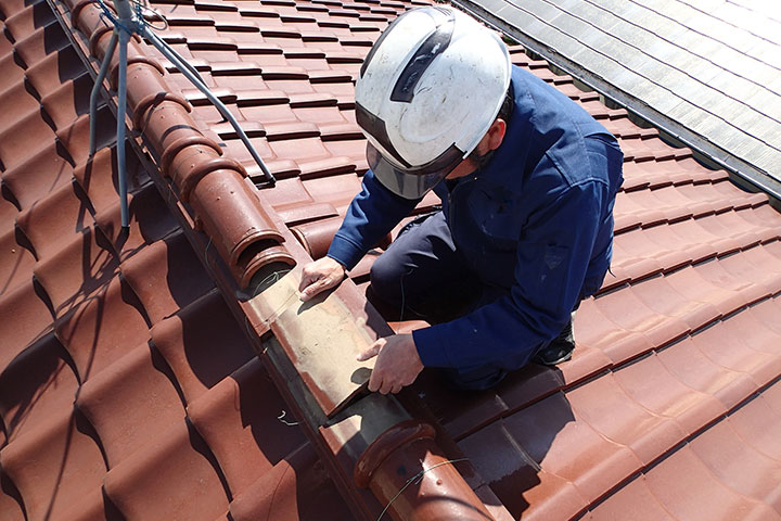 火災保険で屋根修理ができる条件は？箇所別の費用相場や申請手順、業者選びまで徹底解説